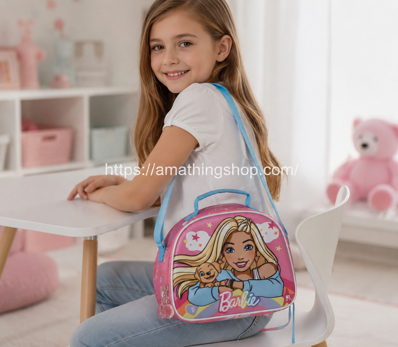 Niña llevando portameriendas Barbie rosa con correa azul para el colegio