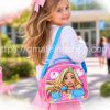 Niña llevando portameriendas Barbie Rainbow rosa con correa ajustable azul