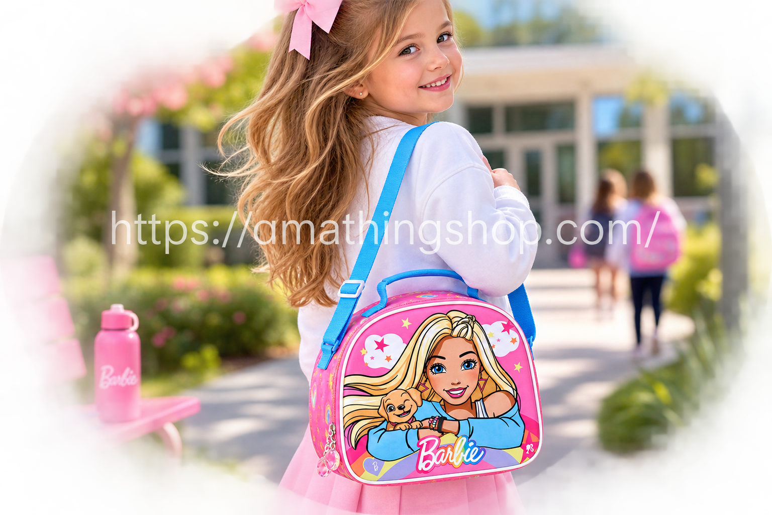 Niña llevando portameriendas Barbie Rainbow rosa con correa ajustable azul