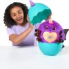 Niña abriendo huevo sorpresa Rainbocorns Monstercorn con peluche ZURU
