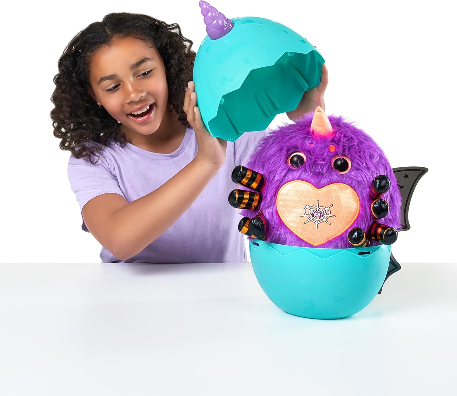 Niña abriendo huevo sorpresa Rainbocorns Monstercorn con peluche ZURU