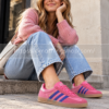 Mujer con adidas Gazelle Indoor rosas JQ0194 en outfit casual