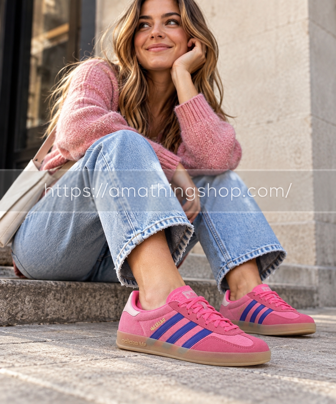 Mujer con adidas Gazelle Indoor rosas JQ0194 en outfit casual