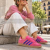 Mujer con adidas Gazelle Indoor rosas JQ0194 en look urbano