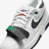 Detalle de la correa negra, los cordones y la puntera perforada de las Nike Air Alpha Force 88.