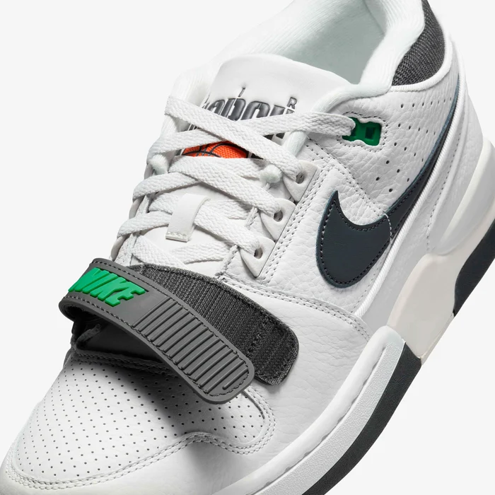 Detalle de la correa negra, los cordones y la puntera perforada de las Nike Air Alpha Force 88.