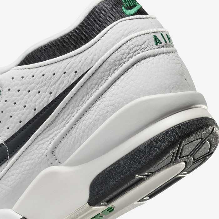 Primer plano lateral del talón de las Nike Air Alpha Force 88, con costuras y entresuela clara.