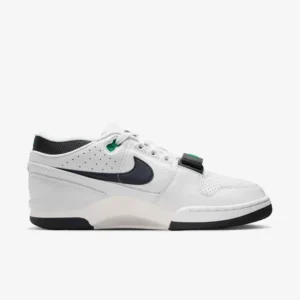 Nike Air Alpha Force 88 DZ4627-001 de perfil, con empeine claro, Swoosh negro y correa ajustable.