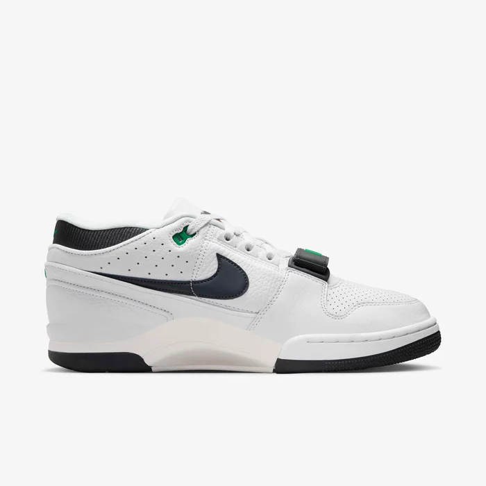 Nike Air Alpha Force 88 DZ4627-001 de perfil, con empeine claro, Swoosh negro y correa ajustable.