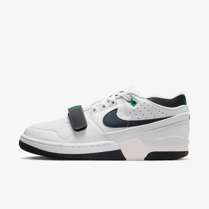 Vista lateral interior de las Nike Air Alpha Force 88 en tonos claros con detalles negros y verdes.