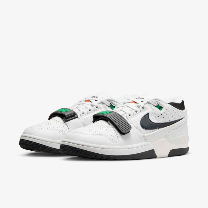 Par de zapatillas Nike Air Alpha Force 88 en perspectiva, en blanco roto con negro y detalles verdes.