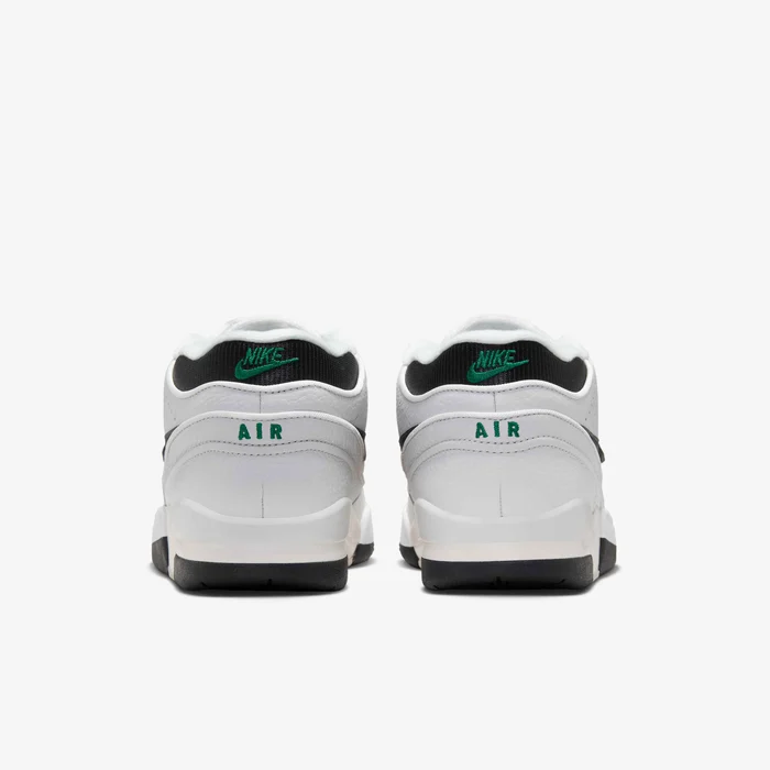 Vista trasera del par Nike Air Alpha Force 88, con detalles verdes y zona superior del talón negra.