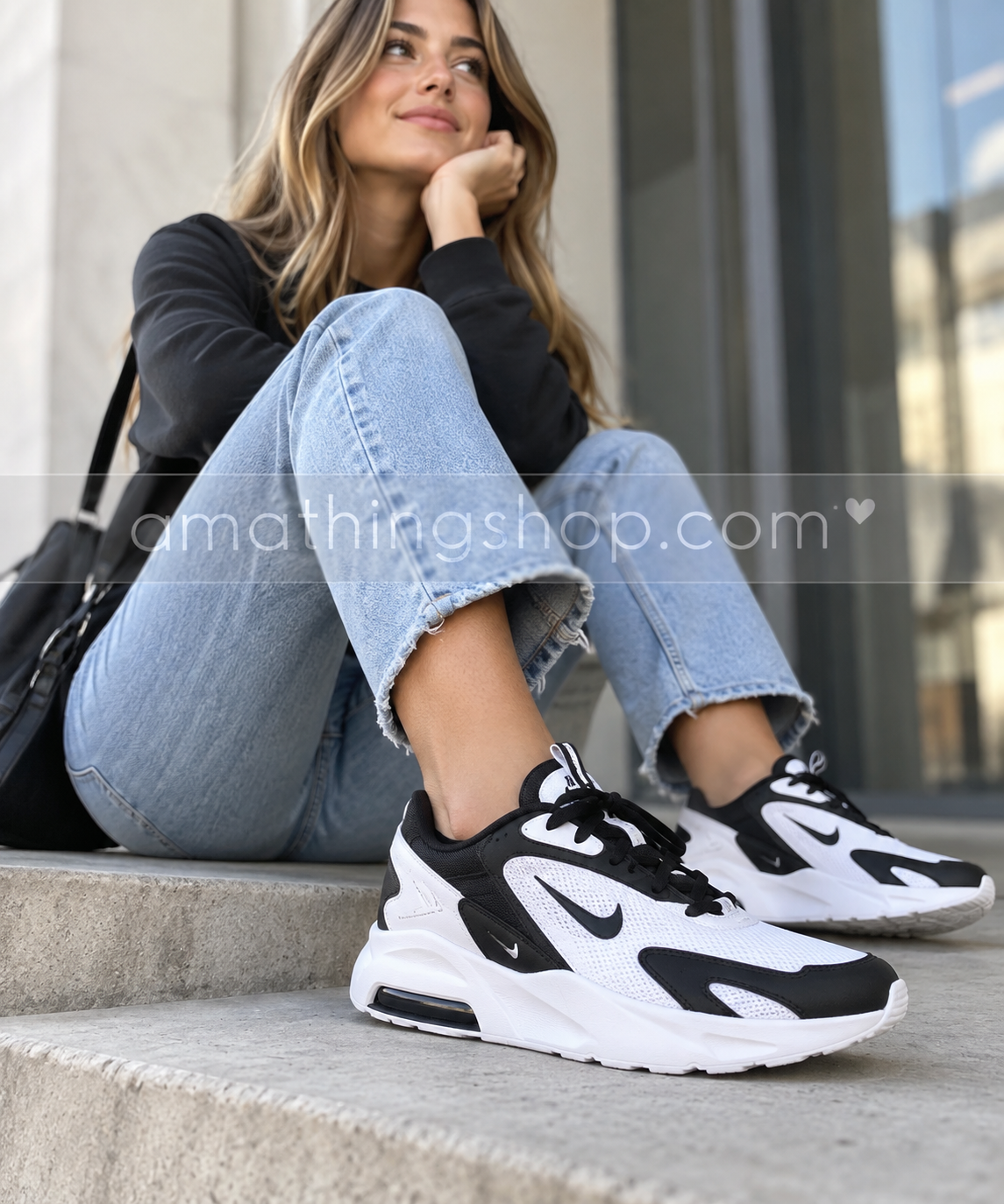 Mujer con Nike Air Max Bolt blancas y negras en outfit casual