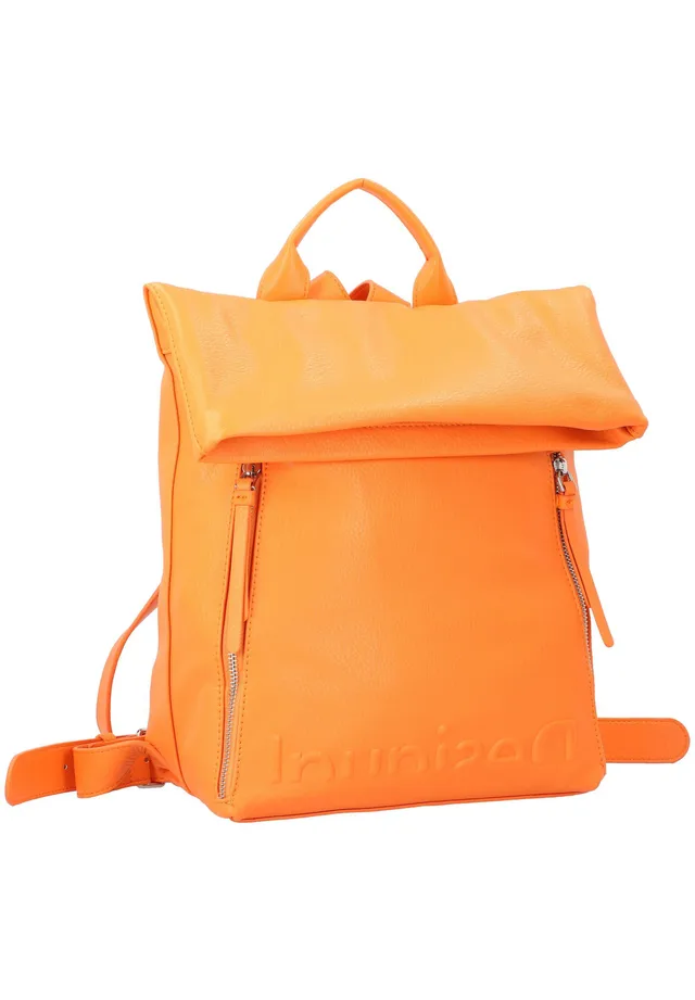 Mochila Desigual naranja 22SAKP01 de mujer, vista frontal con logo en relieve y cremalleras