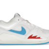 Zapatilla Jordan Stadium 90 para mujer talla 38, blanca con Swoosh azul, detalles rojos y suela azul, modelo FB2269-100.