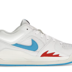 Zapatilla Jordan Stadium 90 para mujer talla 38, blanca con Swoosh azul, detalles rojos y suela azul, modelo FB2269-100.