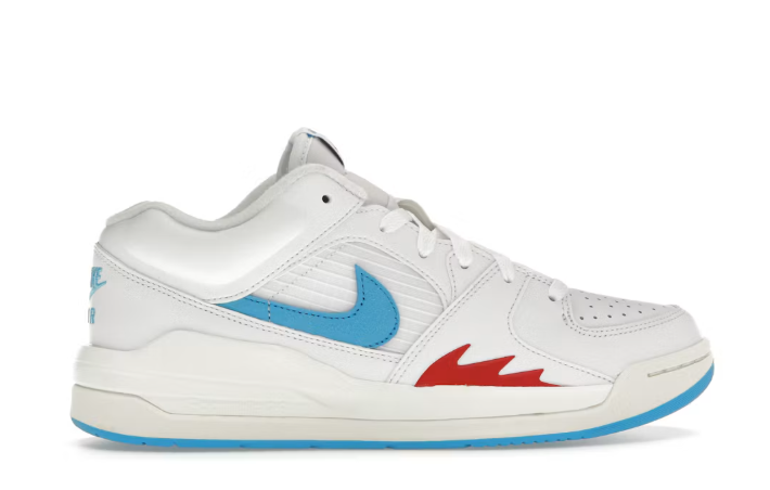 Zapatilla Jordan Stadium 90 para mujer talla 38, blanca con Swoosh azul, detalles rojos y suela azul, modelo FB2269-100.