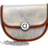 Mujer con bolso bandolera Desigual Akela plateado de flores beige, ribetes marrones y cadena metálica plateada.