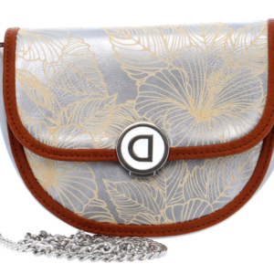 Mujer con bolso bandolera Desigual Akela plateado de flores beige, ribetes marrones y cadena metálica plateada.