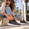 Mujer con zapatillas adidas Pureboost 23 negras para caminar y uso diario
