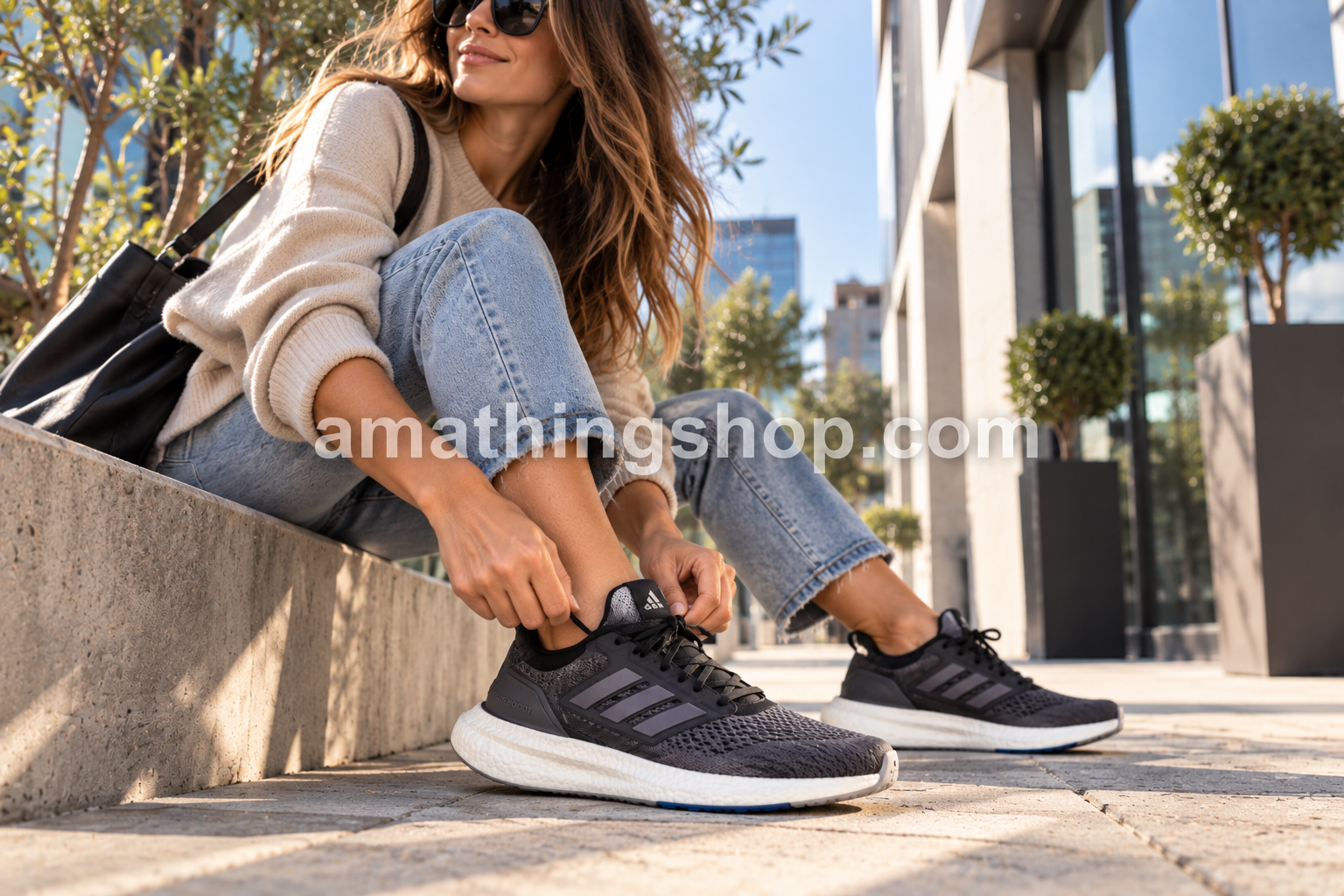 Mujer con zapatillas adidas Pureboost 23 negras para caminar y uso diario