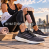 Mujer con zapatillas adidas Pureboost 23 negras BOOST para running y entrenamiento