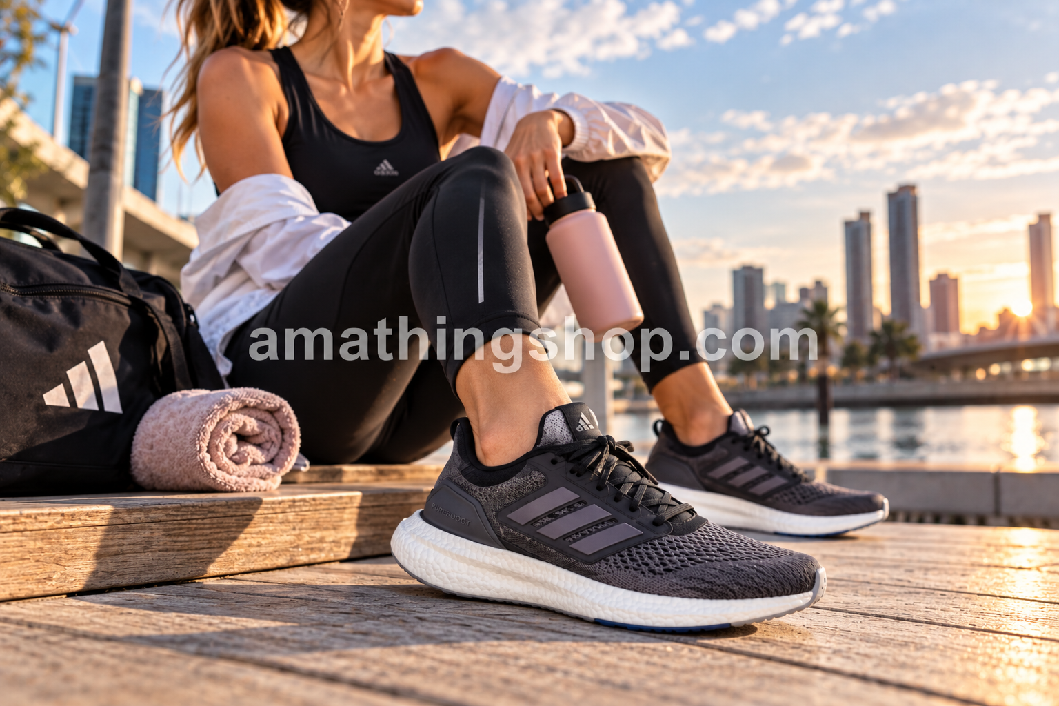 Mujer con zapatillas adidas Pureboost 23 negras BOOST para running y entrenamiento