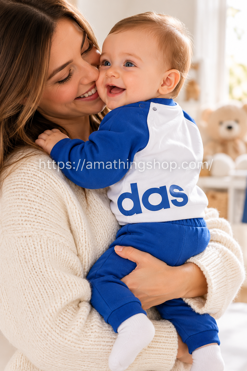 Madre con bebé en brazos llevando conjunto adidas azul y blanco talla 62