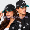 Mujer y hombre con gorra negra adidas Mercedes-AMG PETRONAS F1 de visera curva